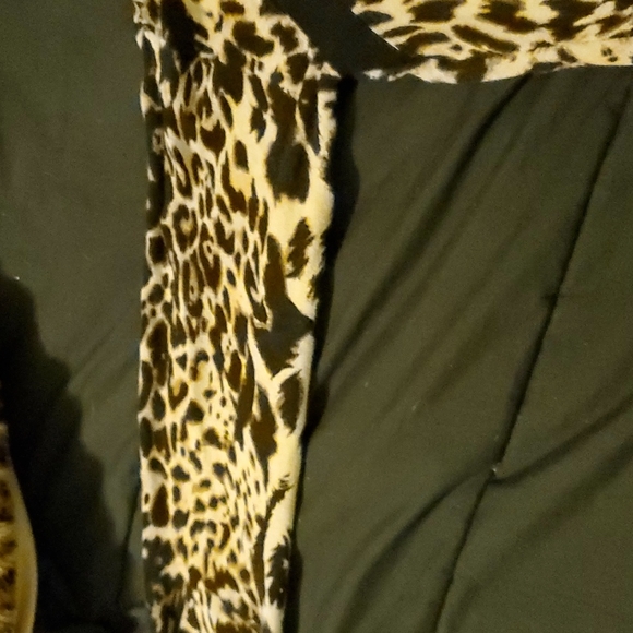 Animal Print sweater M 😍 - Picture 2 of 6